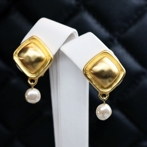 ⚜️ Vintage Givenchy Gold Pearl Drop Earrings ⚜️ - Picture 1 of 15
